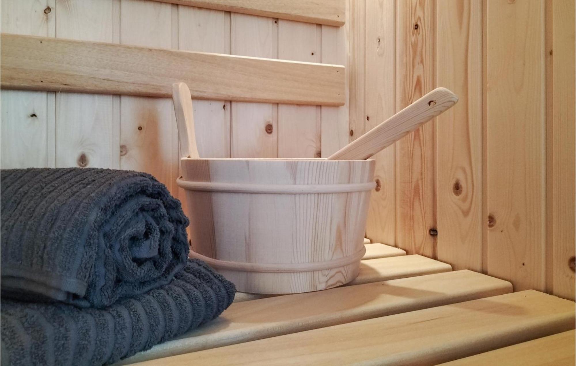 Cozy Home In Oosterwolde With Sauna Екстериор снимка